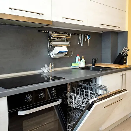 Апартамент Bright & Spacious 2-bedroom In By Flat Manаger