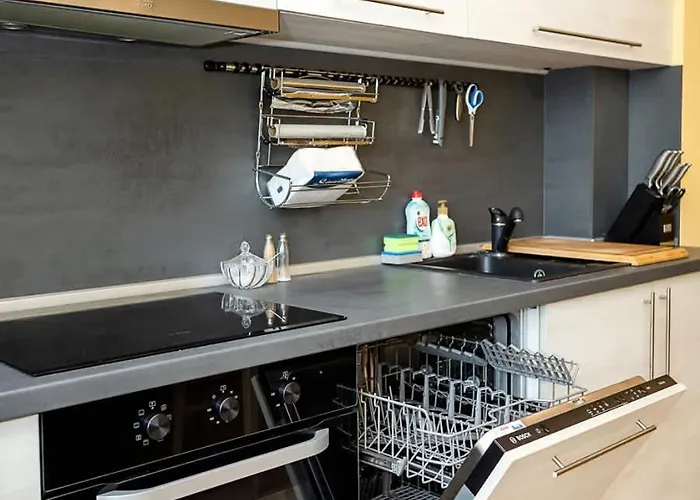 Διαμέρισμα Bright & Spacious 2-bedroom In By Flat Manаger