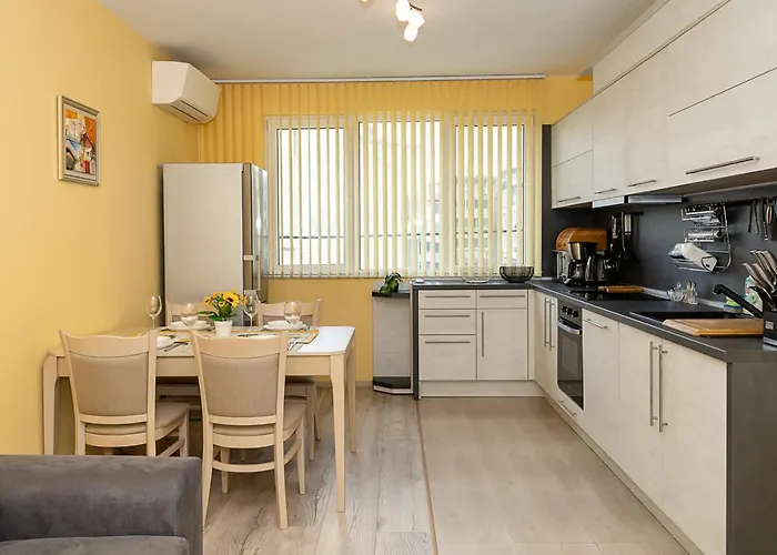 Bright & Spacious 2-bedroom In By Flat Manаger Lägenhet Varna